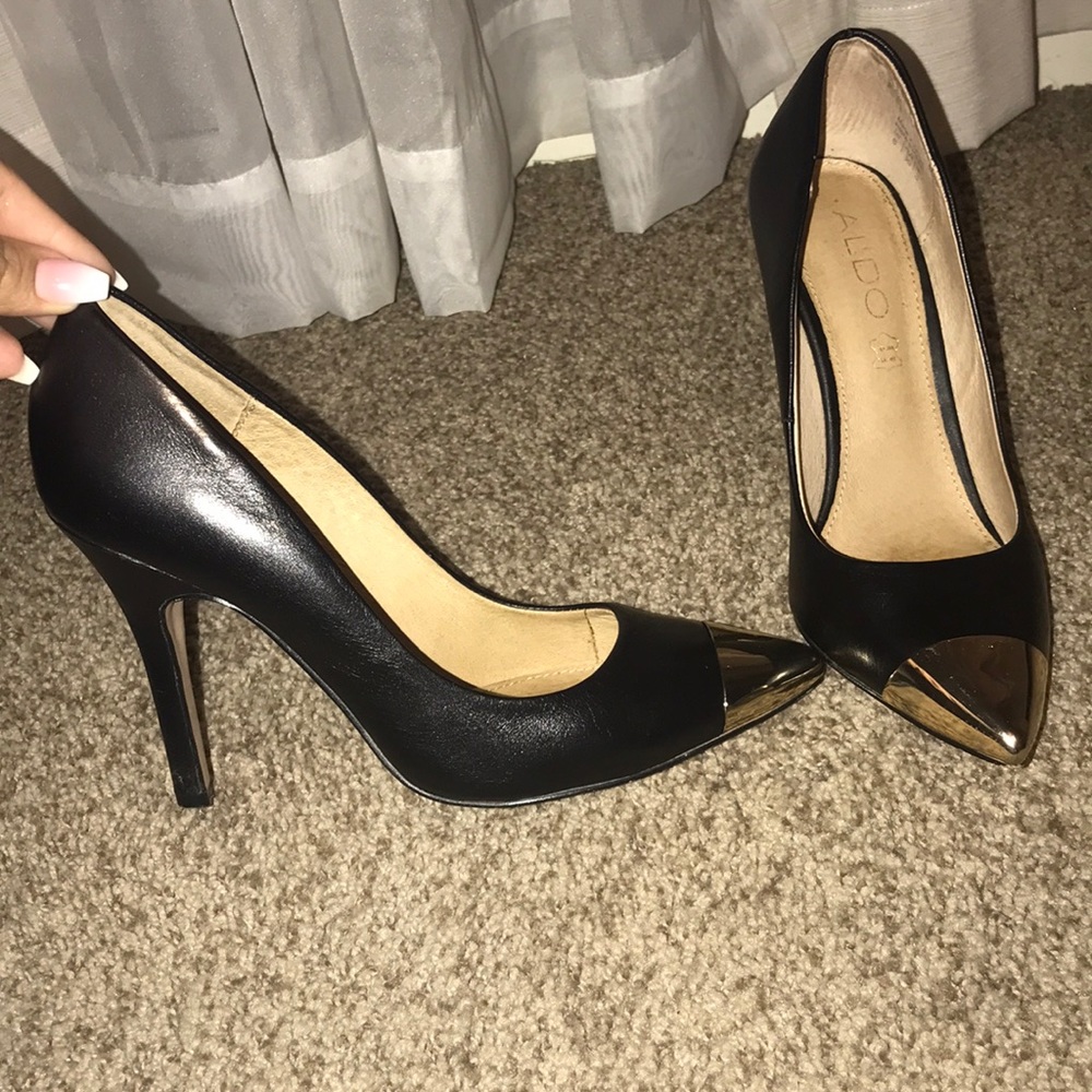 Aldo Black leather & Gold toe heels